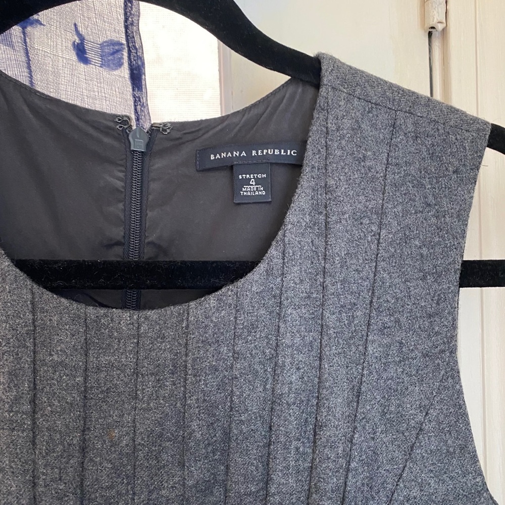 Banana Republic size 4 dress with pocket